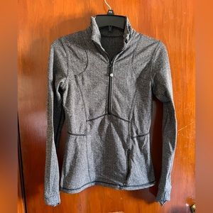 Knockoff LuLu Lemon / long sleeve athletic top with zip pockets & thumb holes.